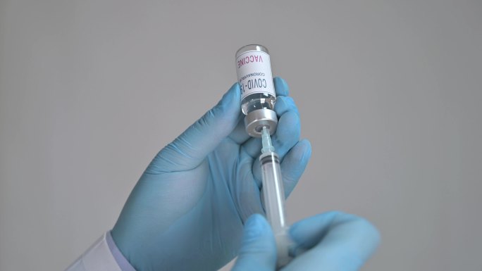 将CVID-19疫苗注射到注射器中。