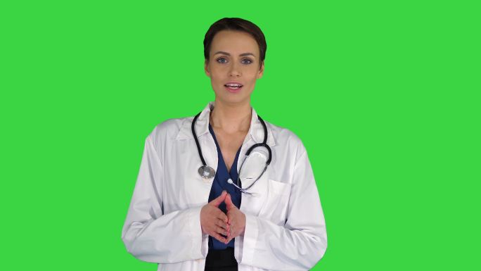 年轻的职业女医生穿着带有听诊器的制服