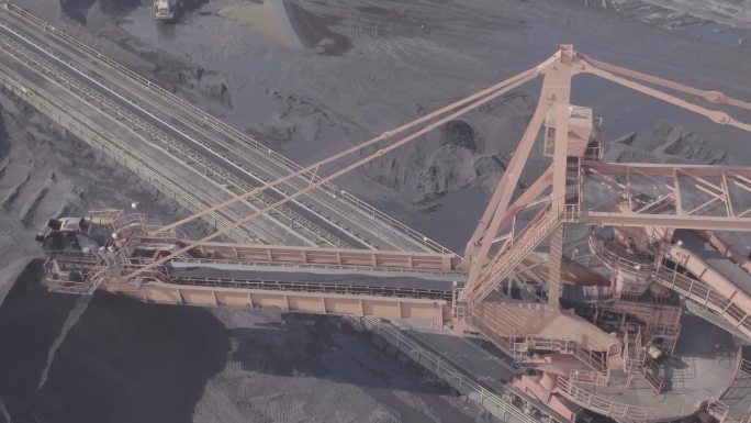 大型煤炭取料装船港口运输航拍高清视频