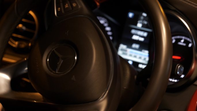 夜晚-奔驰汽车方向盘(GLC)