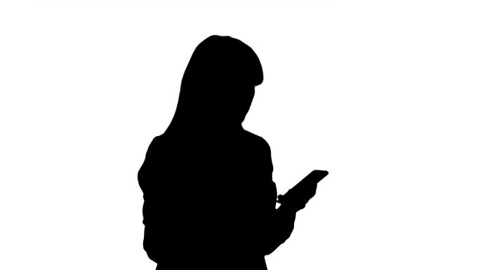 失败、失落、沮丧的女人使用智能手机