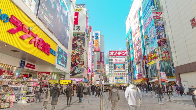 日本东京，人们走在购物街上