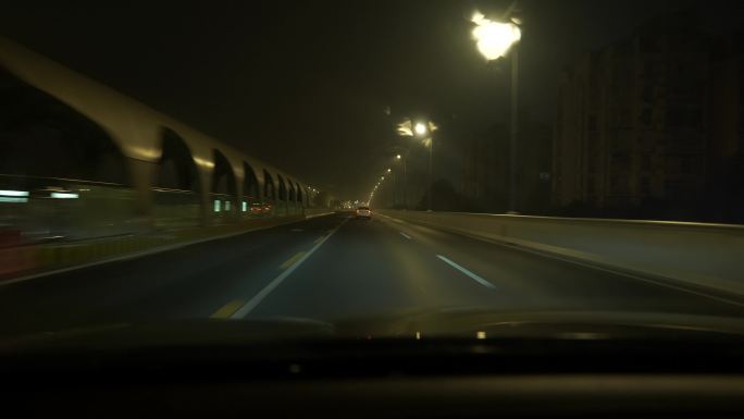 夜晚城市开车行驶在夜深人静空荡荡的高架桥