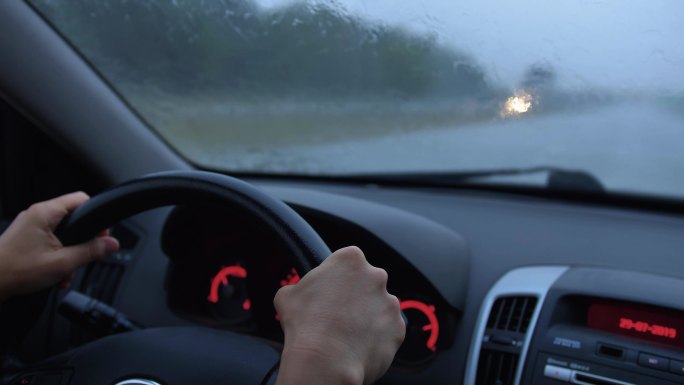 在大雨中驾驶汽车大雨中驾驶汽车