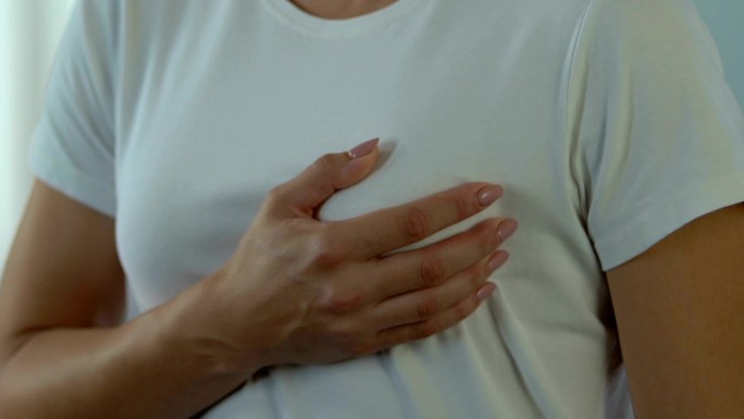 女性关注乳房疼痛检查乳腺癌症状
