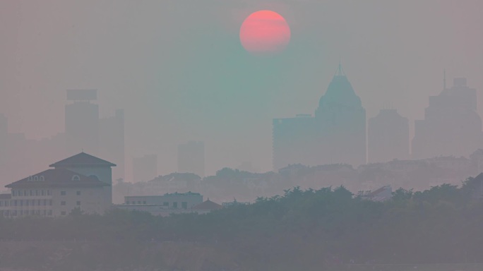 太阳从城市的高楼中落下