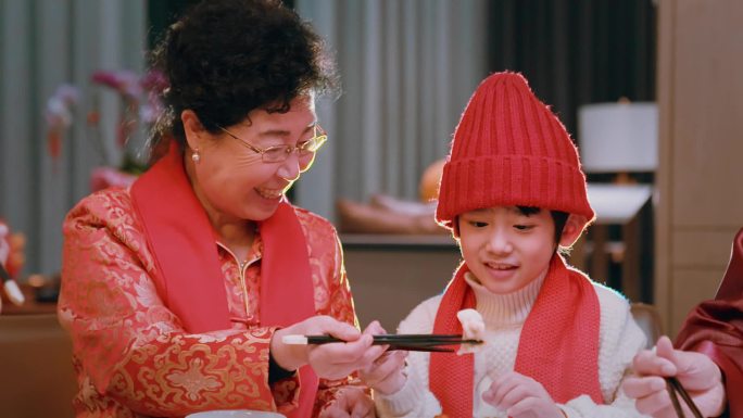 春节团年饭奶奶给孙子夹菜