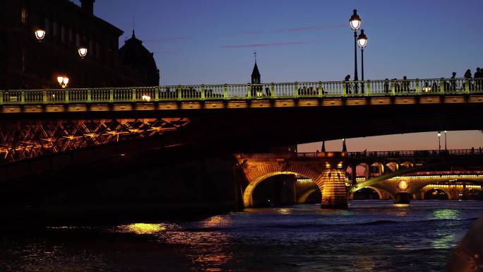晚上巴黎。塞纳河夜景夜晚桥梁北部大河