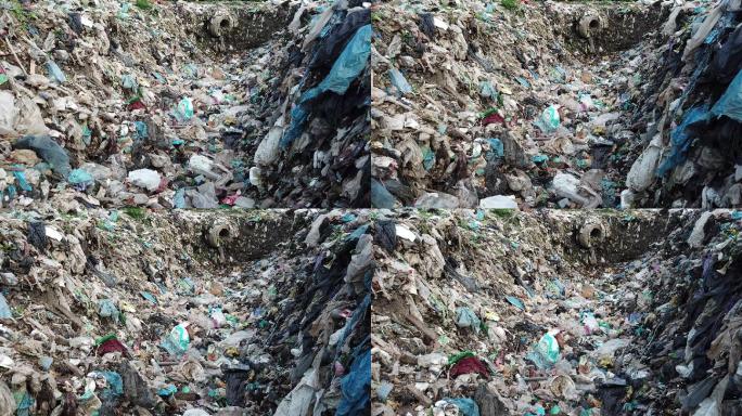 被塑料垃圾污染的海岸