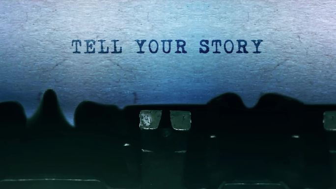 用老式打字机在纸上打字