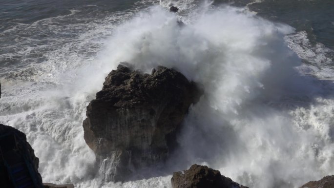 海浪升格慢动作大风大浪拍打礁石