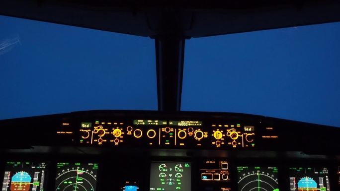在穿越雷暴云层时，飞机驾驶舱窗户被雷击。