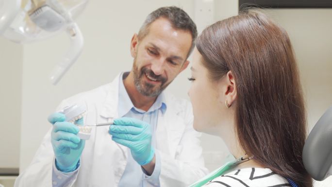 与患者交流的牙医国外外国口腔看病看牙医生