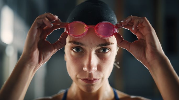 职业女游泳运动员带上眼镜选手泳池日常