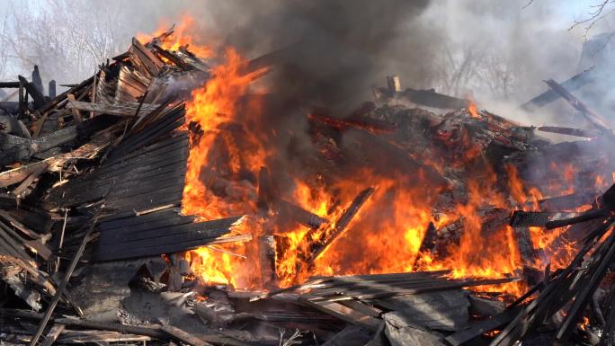 大火烧毁的木屋残骸