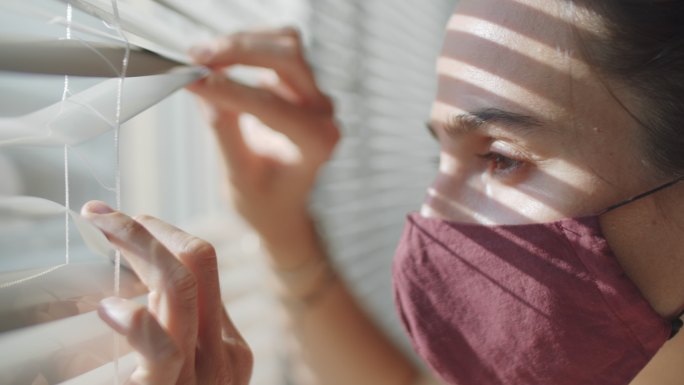 戴口罩的女人居家隔离新冠疫情防控防疫接种