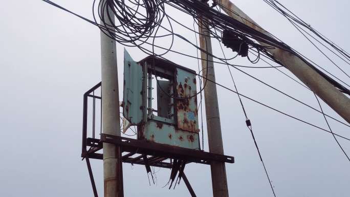 破旧的变压器  农村电线  倾斜的电线杆