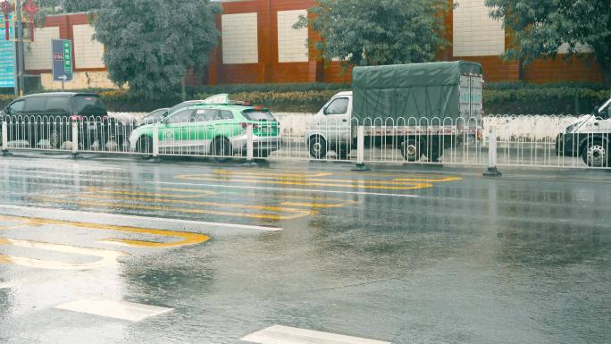 下雨道路