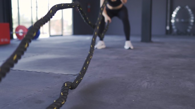 战绳训练跑步机运动健康生活健身房锻炼