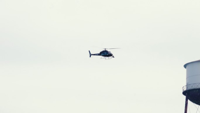 直升机飞越水塔巡逻
