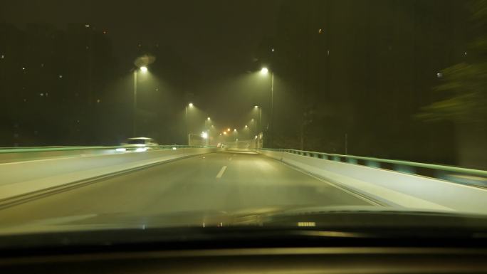 夜晚城市下雨天高架桥开车
