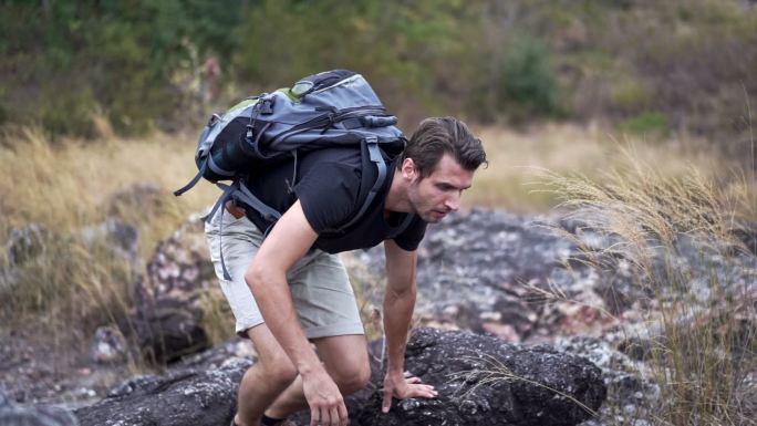 男子攀登山峰。慢动作登山外国人