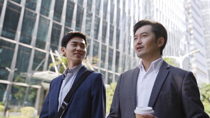 两名商人在市中心金融区的街道上交谈