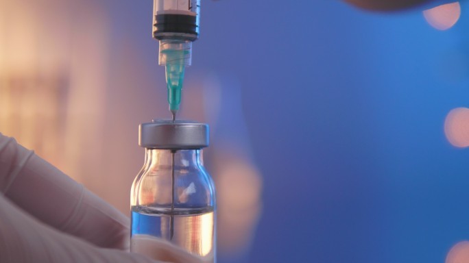 准备注射疫苗防护服抗击疫情新冠病毒