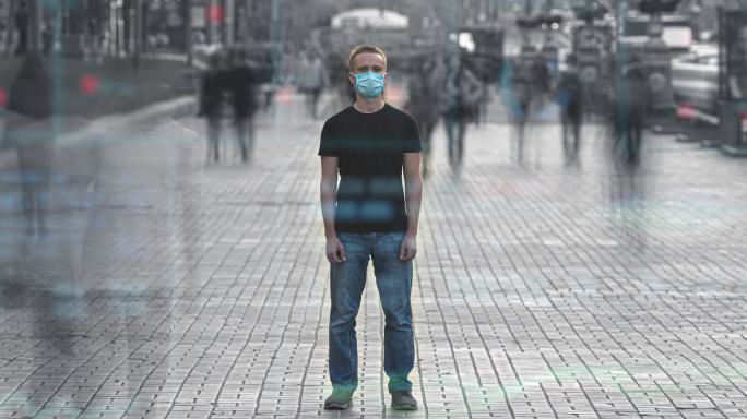 戴着医用口罩的年轻人站在街头