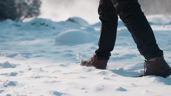 一个人在雪地行走慢镜头