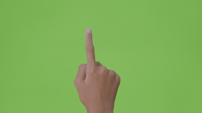 女性在绿色屏幕背景上触摸或点击屏幕。