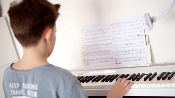 男孩弹钢琴小男孩小孩子小学生