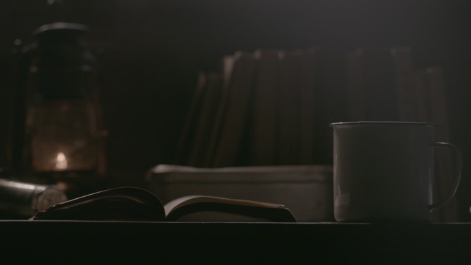 书籍 茶缸 煤油灯