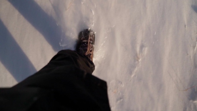 穿鞋子在雪地行走的特写慢镜头