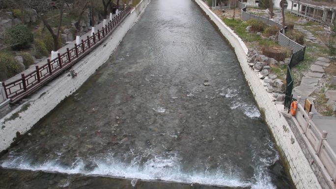 山东济南：护城河游船全线停航露河底