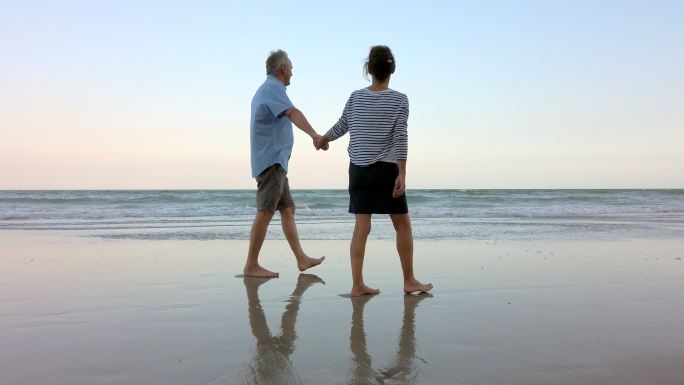 老年夫妇在海滩上散步