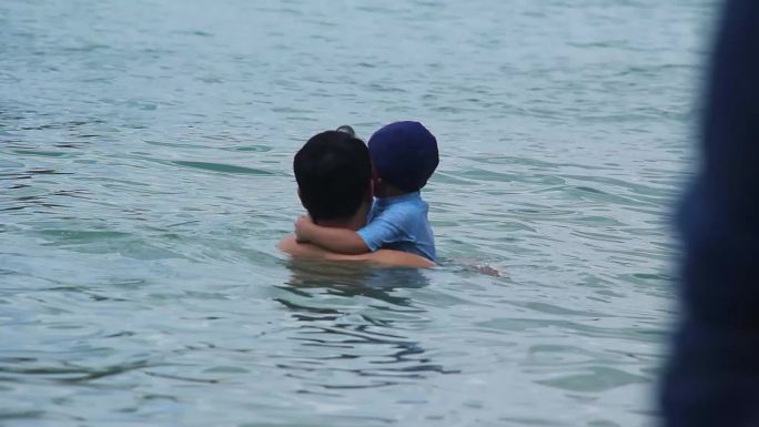 新加坡 海边 小朋友游泳  旅游