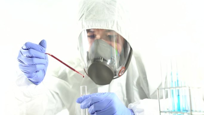 科学家将血液滴入科学实验室的玻璃管中