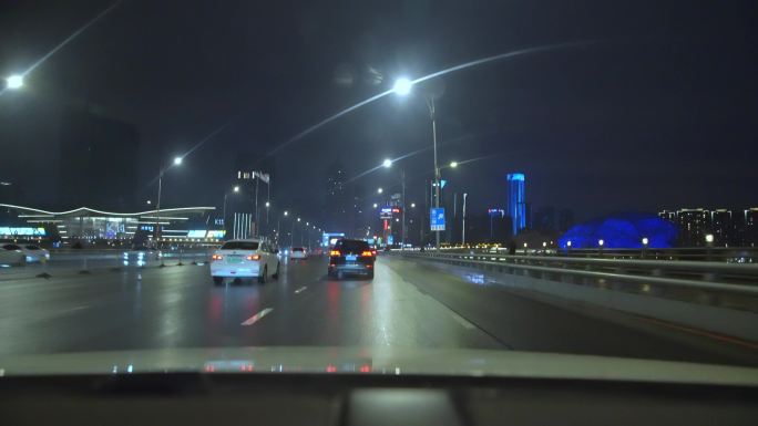 夜晚加班下班在城市高架桥匝道开车变道视频