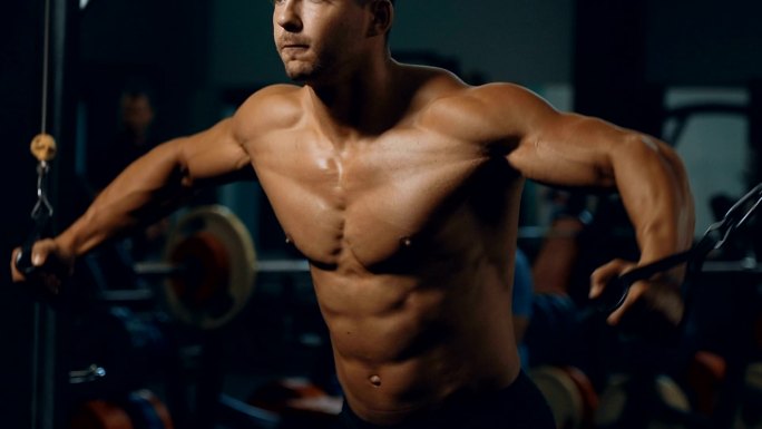 锻炼中的男子拉力器臂力健硕健美健康体魄