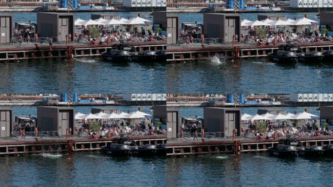 丹麦哥本哈根的年轻人跳进运河里游泳