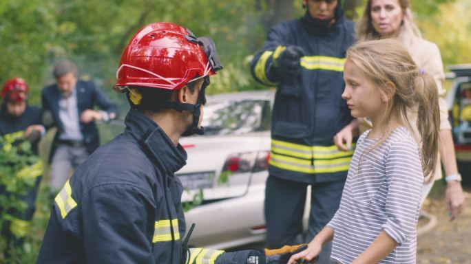 交通事故国外外国受伤消防救助孩子