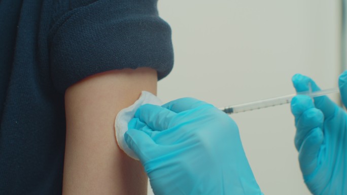 医生给儿童注射疫苗。