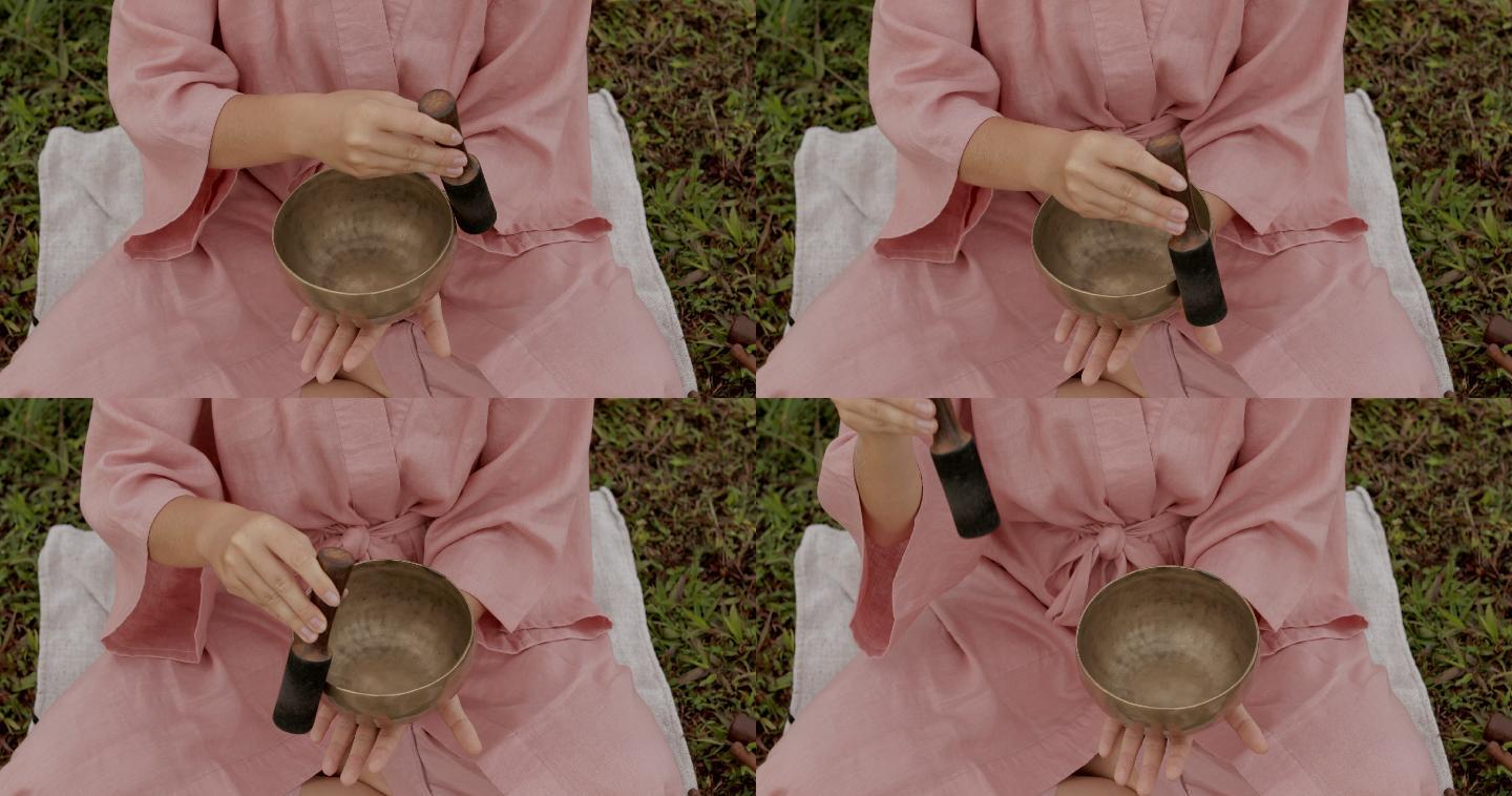 身着粉色衣服的女孩在敲碗