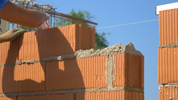 砌砖工人施工砌墙垒砖盖楼盖房子