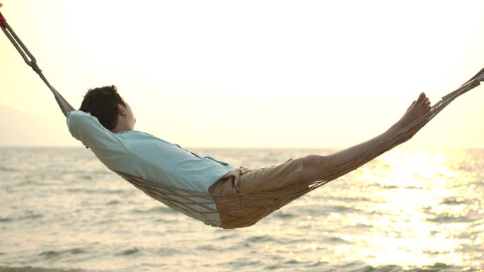 放松的男性游客正在享受他的暑假