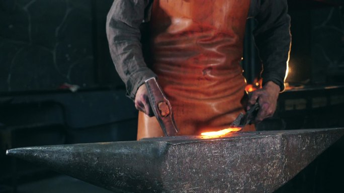 铁匠正在用锤子锻造金属