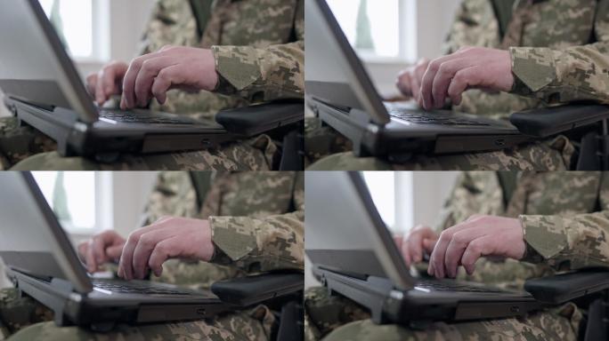 使用笔记本电脑的军人