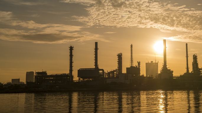 夕阳下的工厂剪影逆光油田石油化工