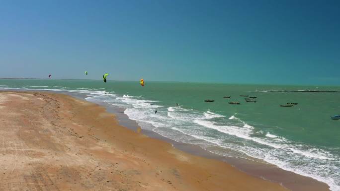 人们在巴西东北部的海滩上练习风筝冲浪